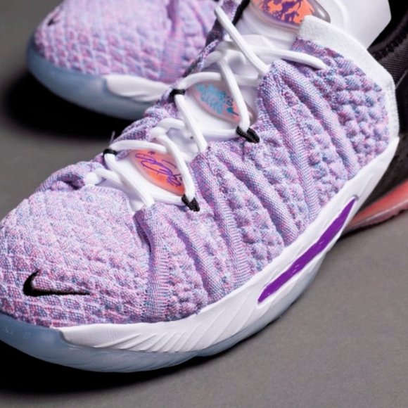 Nike LeBron XVIII 18 GS Basketball Shoes Graffiti Chlorine CW2760-900 Si… - Picture 11 of 12